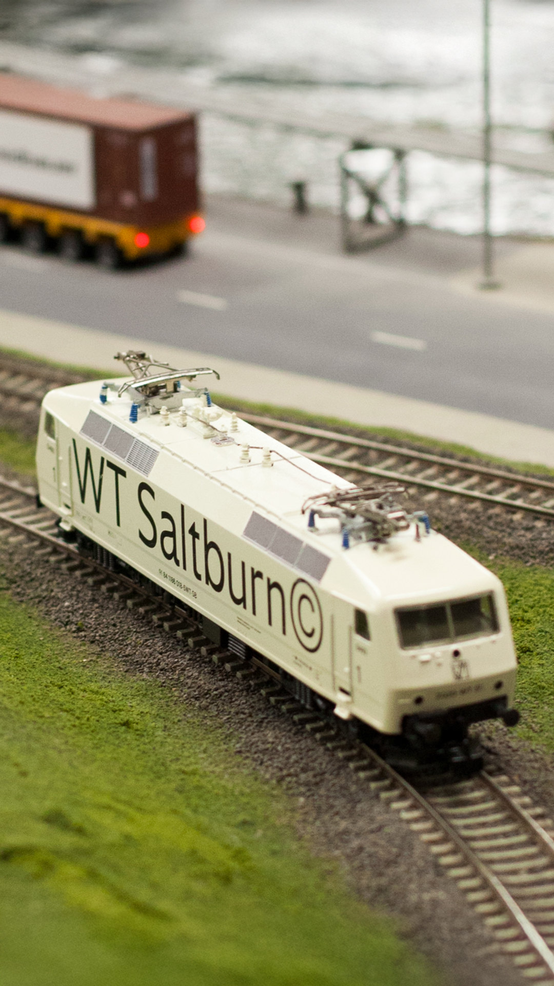 WiseType®, typeface: Saltburn (Hero, mobile)